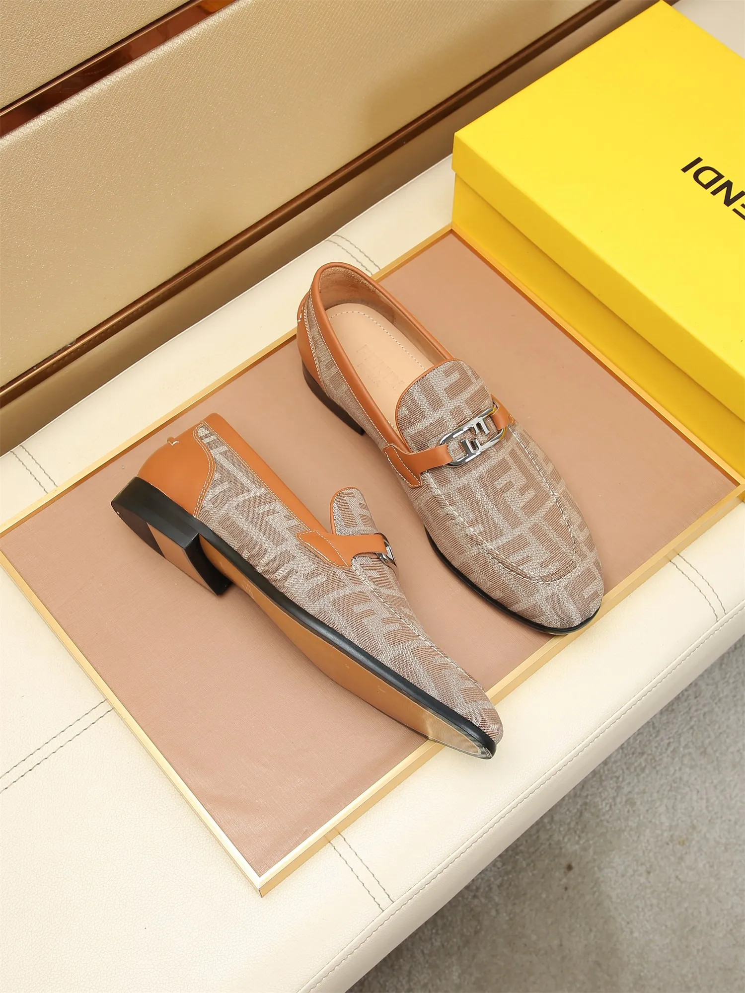 Men's shoes💰460 🕷🕷【FENDI】The latest men's formal leather shoes🇨🇳Classic series not to be missed💯The first layer is made of imported first-layer cowhide☘Original quality, the leather is smooth and delicate🎋Awesome version, perfect streamlined outline🍇Cowhide lining, size 38-44 (customized at 45.46)...
